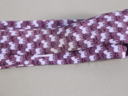 null HERMES, Cravate en soie n°7110 OA violet. (une tâche)