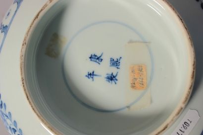 null Bol ou tasse en porcelaine blanche décor camaieu bleue de poissons et feuillages...