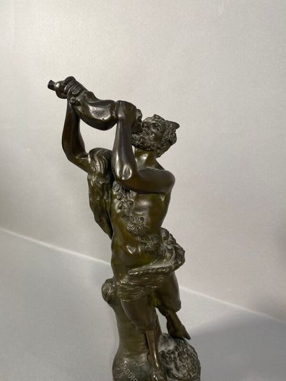 null Sujet en bronze "Le satyre à l'outre" signé Clodion sur la terrasse Ht. 43c...