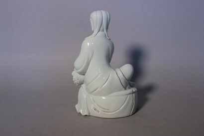 null Sujet en porcelaine blanche figurant un personnage féminin au lotus. marqué.

H...