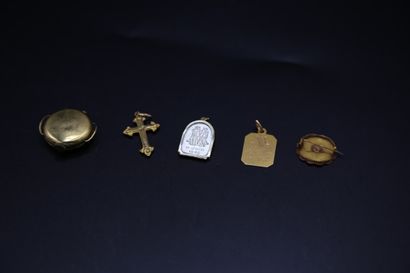 null Trois pendentifs en or jaune : croix ornée d'étoiles, une médaille octogonale...