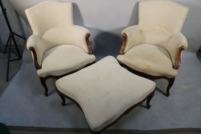 null Deux fauteuils et une prolonge assortie, des tyle Louis XV, couverts de tissu...