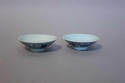 null Deux petites soucoupes en porcelaine décor en camaieu bleu de caractères Ø....