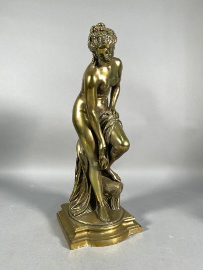 null "Vénus sortant du bain", sujet en bronze doré XIXème H 40 cm