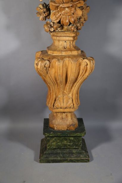 null Important vase fleuri décoratif en bois sculpté sur socle, XVIIIe siècle. H....