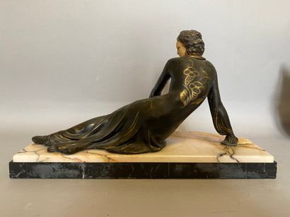 null MÉNEVILLE (1887-1960) Ugo CIPRIANI, dit

Élégante allongée 

Bronze et ivoirine...