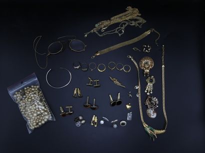 null Lot de bijoux fantaisie : colliers, boutons de manchettes, perles, chaînes,...