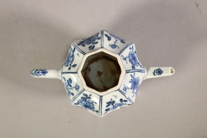 null Chine, Compagnie des Indes.

Théière en porcelaine bleu et blanc à décor de...