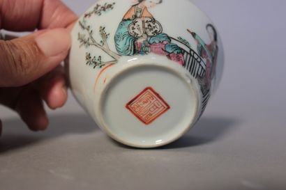 null Bol ou tasse en porcelaine à décor de femmes H 3,5 x Ø. 7 cm 

une égrenure...