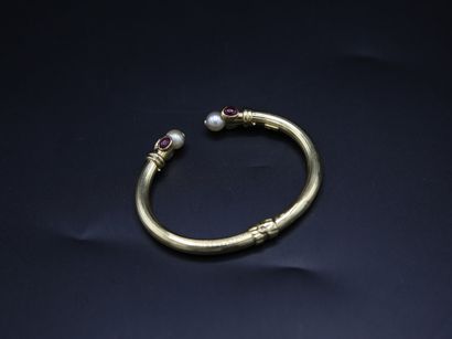 null Bracelet jonc en or jaune (750) orné de deux perles et six cabochons de rubis...