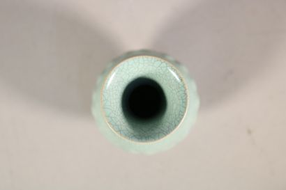 null Chine

Vase céladon en porcelaine de style "Song".

H. 17,5 cm.