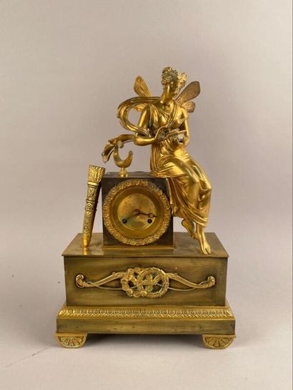 null Pendule XIXème en bronze doré, le cadran surmonté de Psyché - H: 39,5 cm, L:...