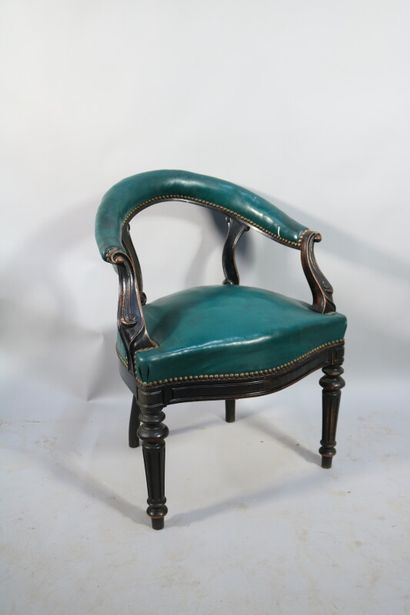 null Un fauteuil de bureau en bois noirci, dessus de skaï vert, de style Louis XV-...