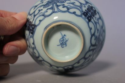 null Bol ou tasse en porcelaine blanche décor camaieu bleu de caractères H 4 x Ø....