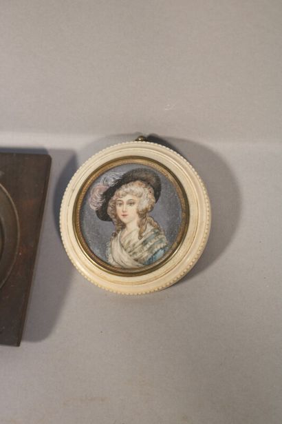null Suite de deux miniatures rondes représentant des portraits de femme, une sur...