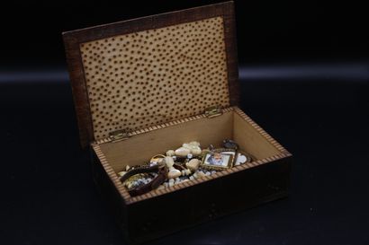 Coffret en bois à bijoux contenant un ensemble...