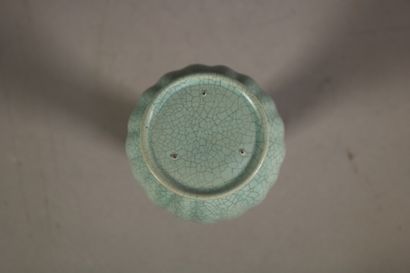 null Chine

Vase céladon en porcelaine de style "Song".

H. 17,5 cm.