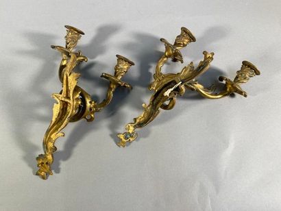 null Paire d'appliques en bronze doré de style Louis XV à deux bras de lumière -...