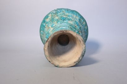 null Coupe de forme diabolo en cérramique vernisée bleue à décor de feuillages

H...