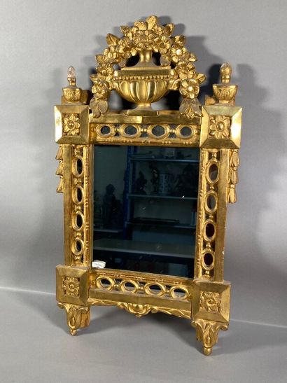 null Glace rectangulaire Louis XVI en bois doré fronton au panier fleuri, bords au...