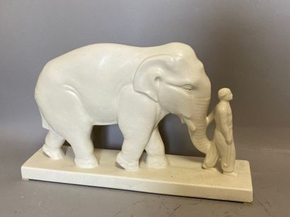 null STEF. « L'éléphant et son cornac ». Craquelé blanc. L.48 H.30.