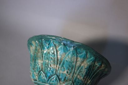 null Coupe de forme diabolo en cérramique vernisée bleue à décor de feuillages

H...