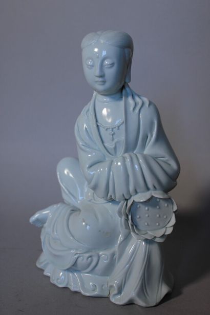 null Sujet en porcelaine blanche figurant un personnage féminin au lotus. marqué.

H...
