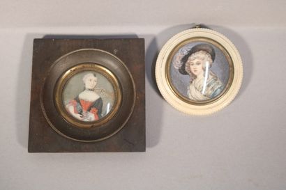 null Suite de deux miniatures rondes représentant des portraits de femme, une sur...