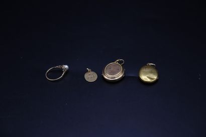 null Deux pendentifs médaillons porte-photo en or jaune, un pendentif et une bague...