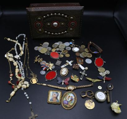 null Coffret en bois à bijoux contenant un ensemble de bijoux fantaisie et monna...