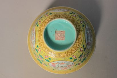 null Coupe en porcelaine jaune et turquoise à décor de fleurs

H 10 x Ø. 21 cm 

(égrenures...
