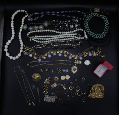 null Ensemble de bijoux fantaises : colliers, broches, clips, boucles d'oreilles,...