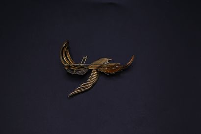 null Broche en or jaune (750) oiseau aux ailes déployées, ornée de diamants, Poids...