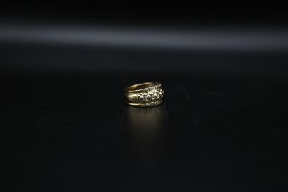null Bague jonc en or jaune (750) matelassé avec diamants Poids brut : 11.6 g I tdd...