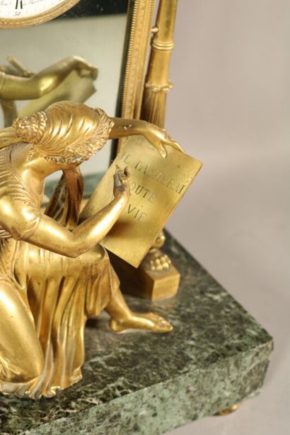 null Pendule en bronze doré à décor d'un personnage féminin de profil accroupi sculptant...
