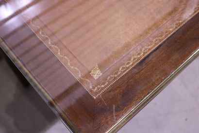 null Une table à écrire de style Louis XVI en placage d'acajou et filets de laiton,...