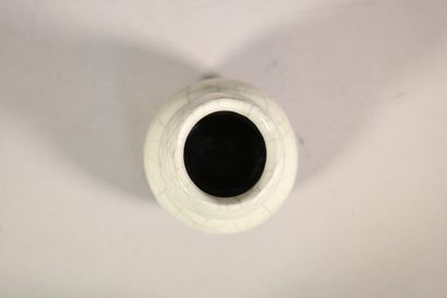 null Chine

Vase en porcelaine de la famille "GE" 

H. 14,5 cm