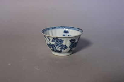 null Bol ou tasse en porcelaine blanche décor camaieu bleu de pot fleuri

H 4 x Ø....