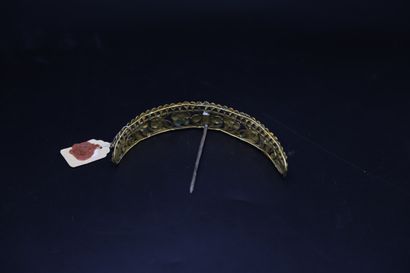 null * CHINE, Diadème en métal appliqué de plumes de martin-pêcheur et ornée de perles...