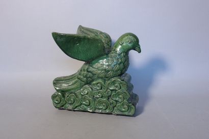 null Travail Asiatique - Tuile faîtière en céramique émaillée verte figurant un oiseau....