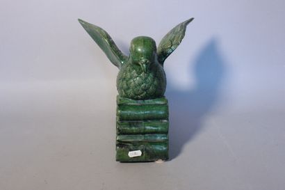 null Travail Asiatique - Tuile faîtière en céramique émaillée verte figurant un oiseau....