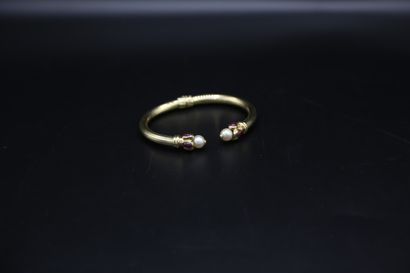 null Bracelet jonc en or jaune (750) orné de deux perles et six cabochons de rubis...