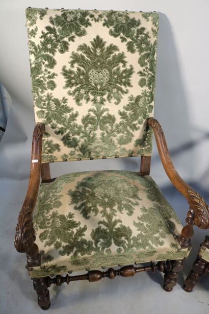 null Paire de fauteuils de style Louis XIII, tissu en velours de gênes. Fin XIX°-...