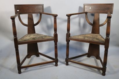 null Une paire de fauteuils triangulaire, en bois ciré. Travail XX° siècle. dimensions...