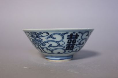 null Bol ou tasse en porcelaine blanche décor camaieu bleu de caractères H 4 x Ø....