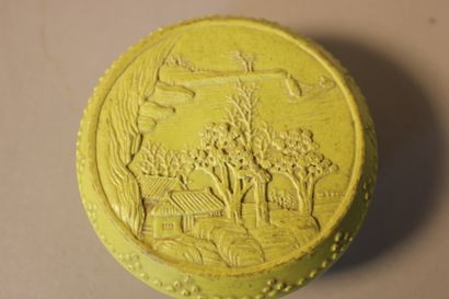 null Boite ronde en céramique jaune à décor de paysage

H 5 x Ø. 11 cm 

égrenures...