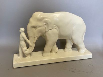null STEF. « L'éléphant et son cornac ». Craquelé blanc. L.48 H.30.