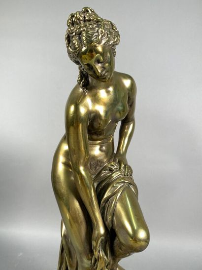 null "Vénus sortant du bain", sujet en bronze doré XIXème H 40 cm