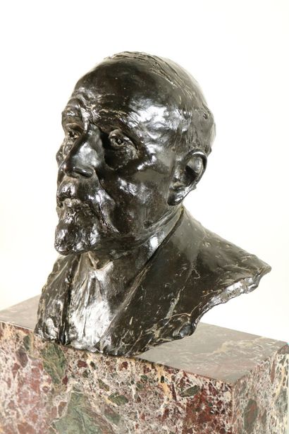null François Léon SICARD (1862-1934)

Buste d'homme

bronze à patine brune foncée

signé

Cire...