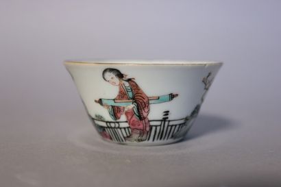 null Bol ou tasse en porcelaine à décor de femmes H 3,5 x Ø. 7 cm 

une égrenure...